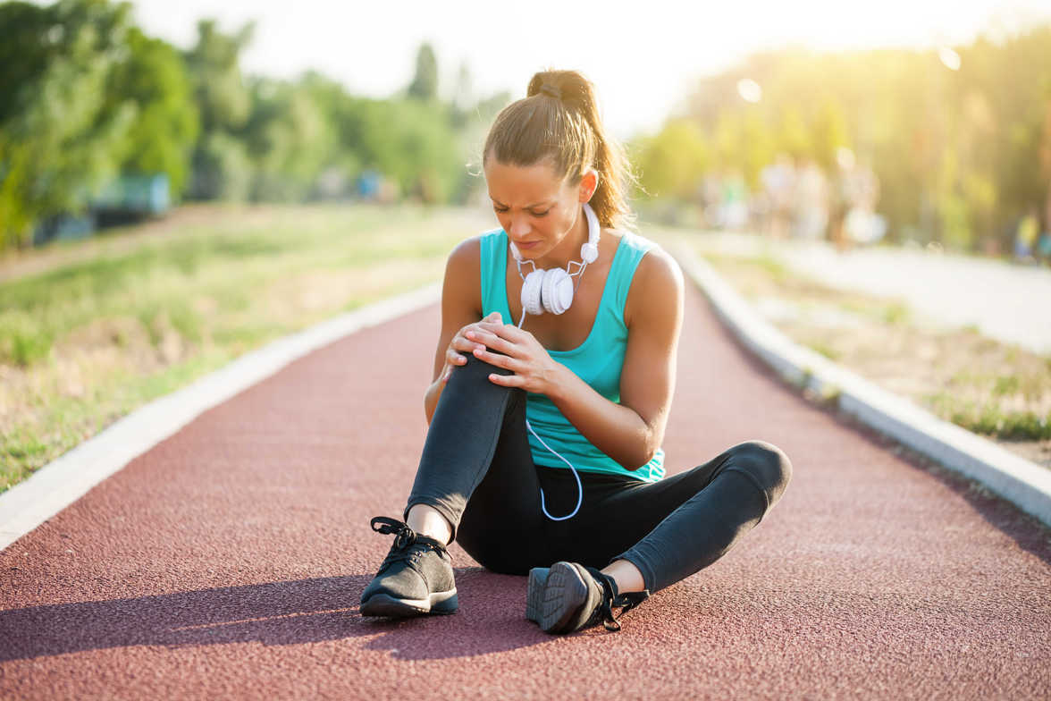 girl athlete injury while jogging