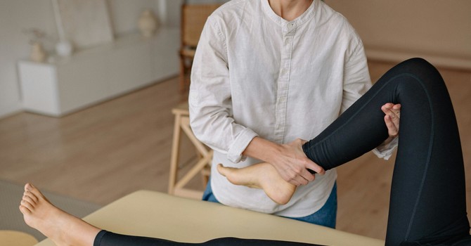 Chiropractors vs. Physical Therapists: Differences and How to Choose image