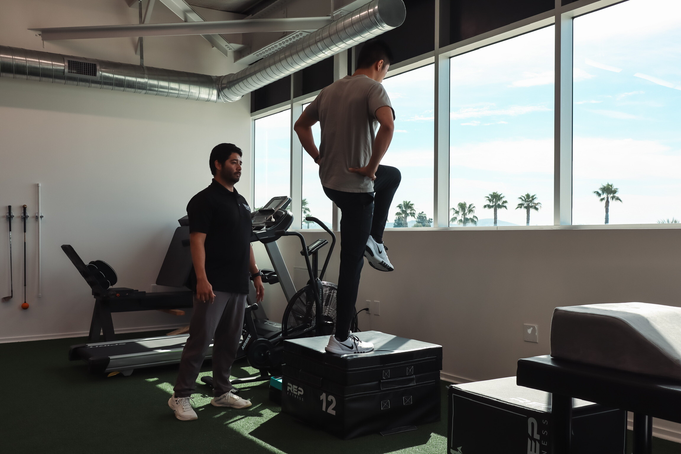 Patient performing rehab exercises for knee pain in a performance physical therapy clinic in Carlsbad