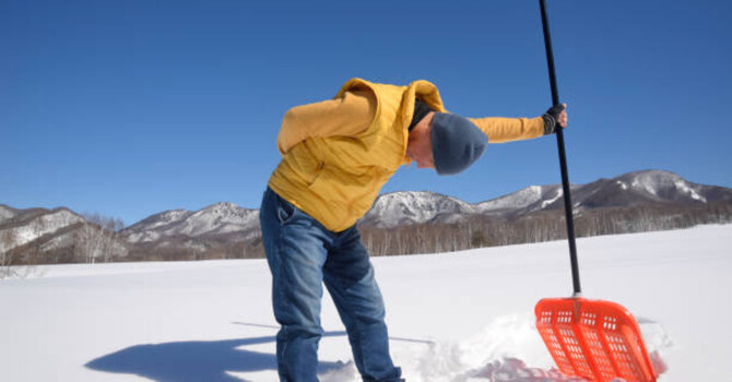 Shoveling Snow Without Hurting Your Back: What You Need to Know image