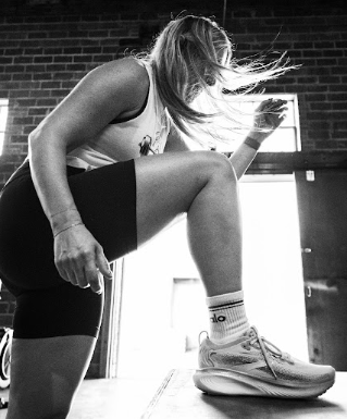 Patient working with a provider at a CrossFit and performance physical therapy clinic in Dallas, TX during a return-to-sport exercise progressio