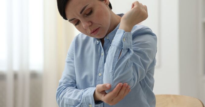 What Causes Tennis Elbow & Overuse Injuries — And How Chiropractic Care Helps