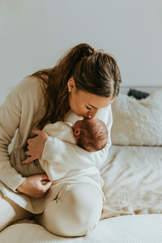 Tongue-Tie Release and Pain with Nursing.  Nursing Relief. Baby Body Tension after Tongue-Tie Release