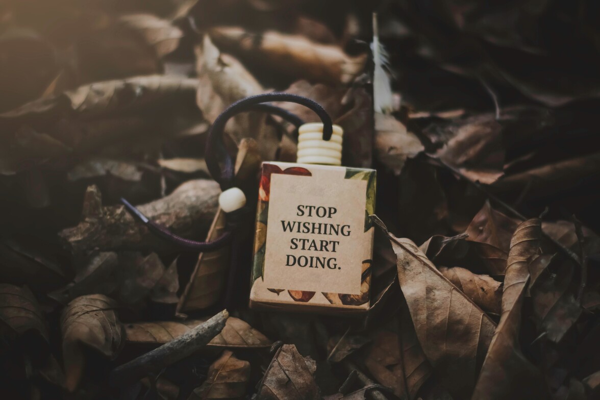 Tag that reads, "Stop wishing, start doing"